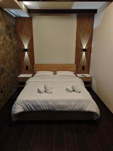 Under the rocks luxury