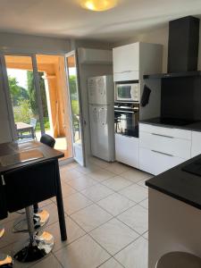 Le Lavandou, Rez de jardin dans Villa, 300 m plages, vue mer, 5 couchages