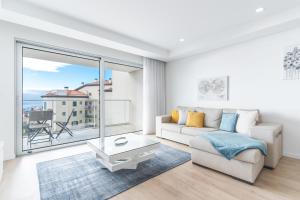 Horizonte Completo II by Atlantic Holiday