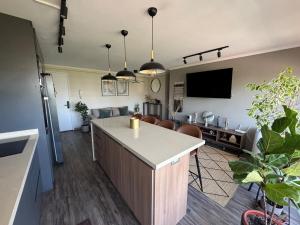 Modern and Quiet Steps from Costanera Center