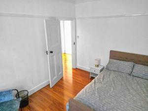 3-Bed Duplex Flat, Free WIFI & Great Transport Links