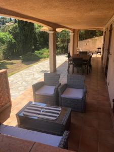 Le Lavandou, Rez de jardin dans Villa, 300 m plages, vue mer, 5 couchages