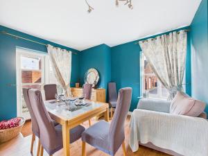 Ebley Canalside Townhouse convenient for Cheltenham Races