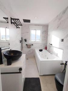 Aqua and Sol Studio - Hidromasaje WiFi Centro Torremolinos