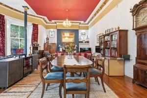 Grade II Listed 2 Bedroom apartment Sleeps 6