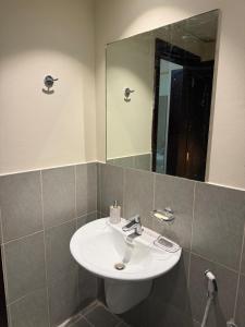 Modern 1BR in JVC, 2 Baths, Pool & Gym, Fully Equipped Kitchen