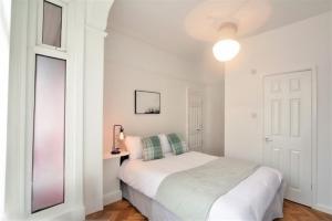 Spacious En Suite Room, Opposite of Tube Station, 5 minutes from Oxford Street