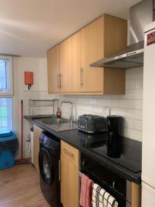 Flat 2, 1 minute to underground