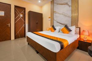 Itsy Hotels Saina Stay Near 32 Milestone