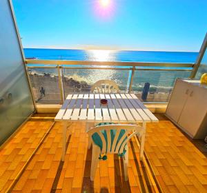 Seafront Studio with Private Terrace and Free Parking