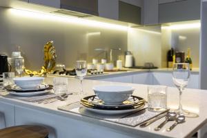 Lux Sky High City Views CBD Suite with Pool and Gym