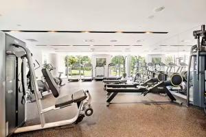 Vogue Vacation Homes, Downtown Boulevard Point near Burj Khalifa and Dubai Mall, One Bedroom Apartment with Burj Khalifa view from the Balcony and Access toAmenities