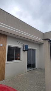 Casa com 2 Quartos, ar condicionado, cozinha e lavanderia completa, até 2 carros