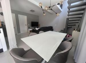 Casa com piscina, churrasqueira e toda climatizada