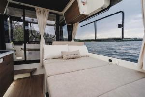 Premium New Electric Houseboat Accommodation-Ypsilon Marina