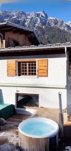 Appartement de Luxe avec Jacuzzi, Vue Montagne et Jardin