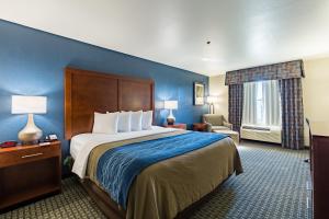 King Room with Bath Tub - Disability Access room in Best Western Northwest Corpus Christi Inn & Suites