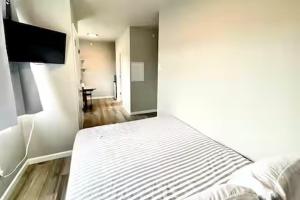 Cozy Micro Suite Unit 8 Sleeps 2 Minutes to Downtown
