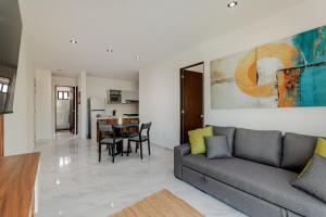 Family Condo wPool 10 min Airport Fast WiFi