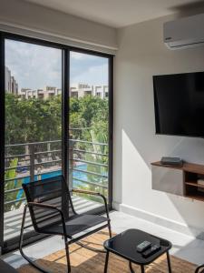Family Condo wPool 10 min Airport Fast WiFi