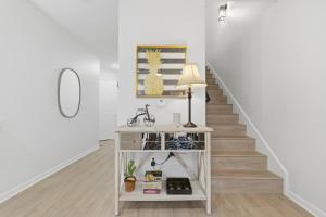 2025 Two-Story 4BR Home King Beds, Ensuite Baths & Big Yard Walk to UT