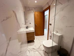 Spacious 3BR 2BA Close to Train Station Pool View