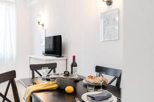 Center 2 min walk to beach quiet sunny balcony