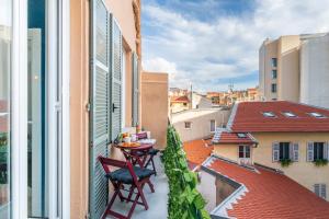 Center 2 min walk to beach quiet sunny balcony