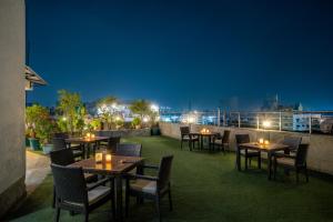 Hotel Neu Villa, City Centre - 5 Minute from Connaught Place & NDLS Station