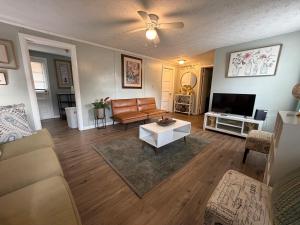 Cozy 1BR Retreat Historic Peaceful Stay Smart TV VSU