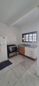 Kitnet Aconchego na Praia das Pedras no Balneiário Itapema do Norte -Itapoá SC com cozinha, quarto banheiro, estacionamento