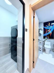 1BR PS5 85 TV AC Pool WiFi Smart Toilet WalkPad