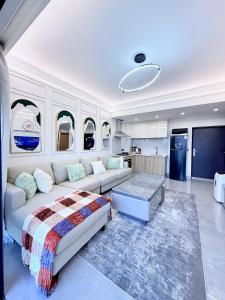 1BR PS5 85 TV AC Pool WiFi Smart Toilet WalkPad