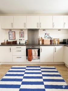 East London Apartment with balcony and gym