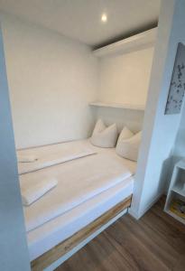 FeWo am Deich 2, modernes Apartment mit Balkon und Aufzug