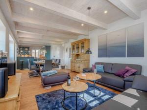 Pellworm under reeds