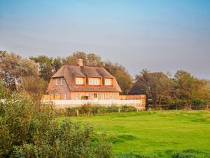 Pellworm under reeds