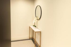 Downtown River Walk Hideaway 1BR w Gym & Parking Pets Welcome