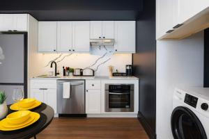 Downtown River Walk Hideaway 1BR w Gym & Parking Pets Welcome