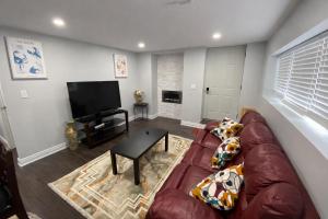 Cozy 3BR Caledon Basement Suite with Private Access, Full Kitchen, WiFi, Laundry, Backyard Basketball Court & Creek Trail, 5 Mins to Brampton! Great for Families & Long Stays!