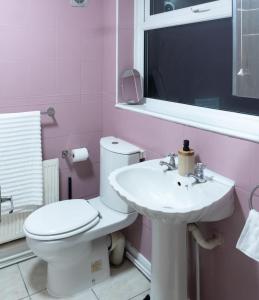 Cosy Home with Cinema room, Parking & Netflix