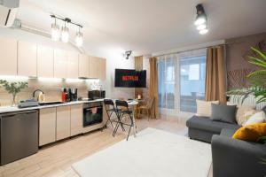 Modern Newly-built Home by the New York Cafe