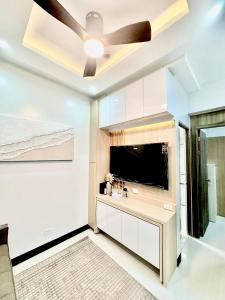 Sleek Urban Staycation-2BR with Manila Bay View near MOA, PICC, World Trade Center and US Embassy