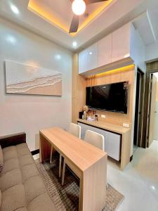 Sleek Urban Staycation-2BR with Manila Bay View near MOA, PICC, World Trade Center and US Embassy