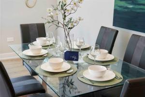 Welcoming Month Long Stays 2BD 2BA with Parking