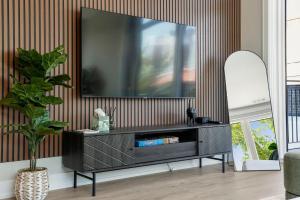 Welcoming Month Long Stays 2BD 2BA with Parking