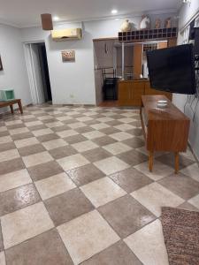 3 en-suites, one block from the beach, swimming pool