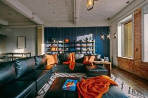 Luxury Downtown Dallas Retreat with Parking, Pool, Gym