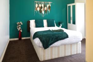 Elegant 5-Bedroom Home Nr Wolverhampton FC Stadium