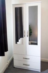 Elegant 5-Bedroom Home Nr Wolverhampton FC Stadium